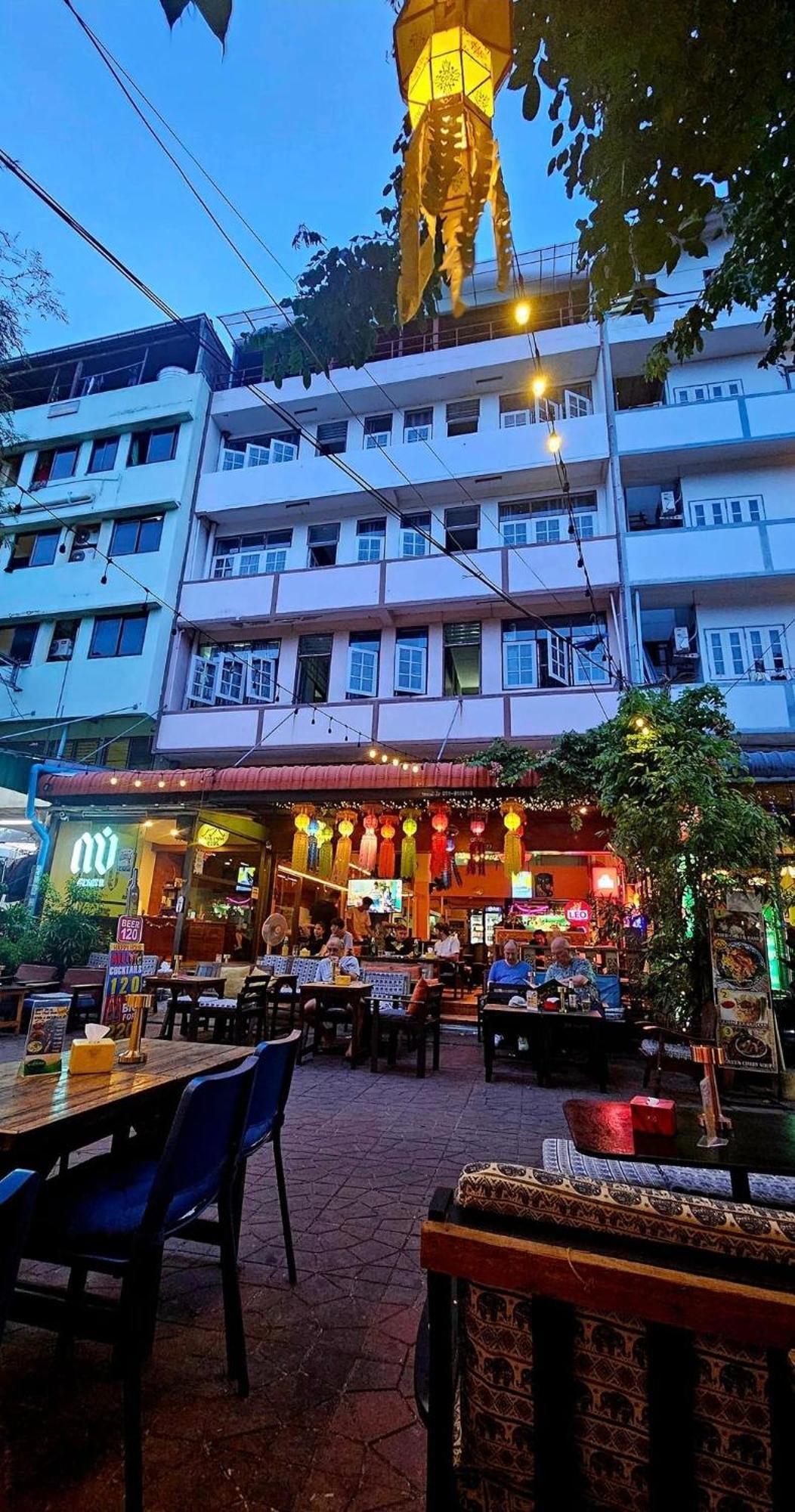 Merry V Guesthouse Bangkok Exterior photo