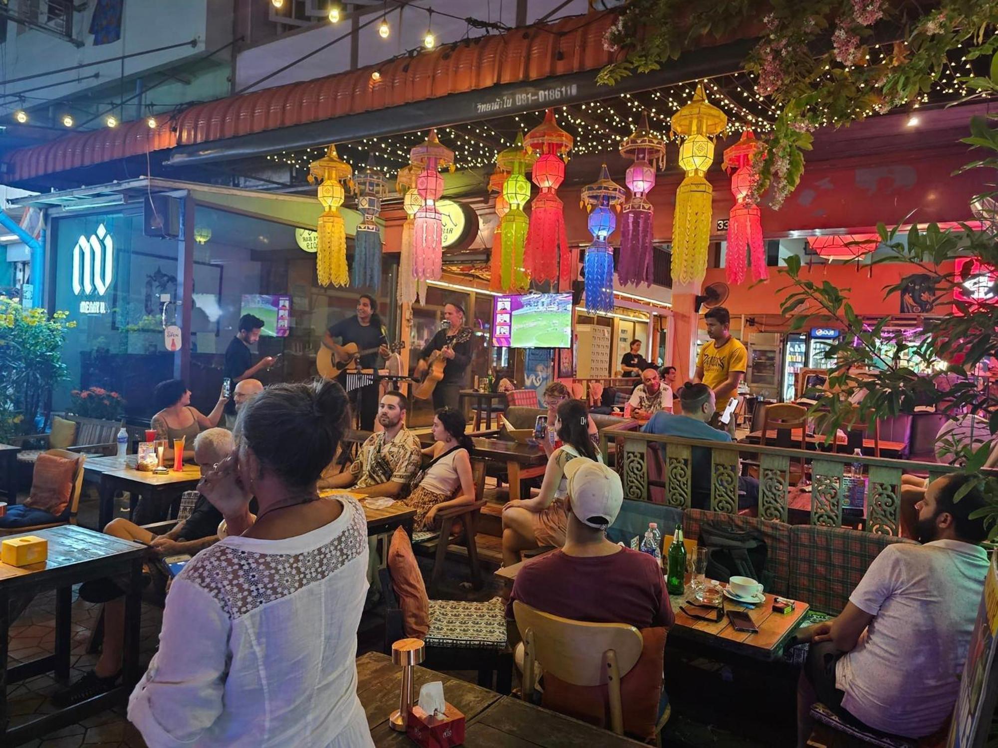 Merry V Guesthouse Bangkok Exterior photo